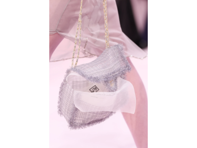 Denne ikoniske model fra Chanel er fortolket i en sofistikeret version inspireret af haute couture.