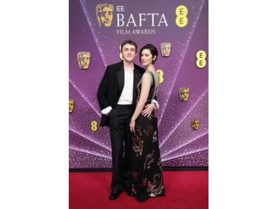 Paul Mescal og Gracie Abrams offentliggjorde deres forhold ved at optræde sammen på den røde løber ved BAFTA Awards 2026.