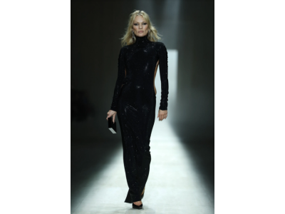 Kate Moss afsluttede Gucci-showet iført en provokerende string-kjole.