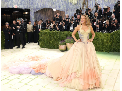 Blake Lively stråler ved Met Gala 2026 i en arkivkjole fra Versace og med et dramatisk slæb i farverne fra solopgang og solnedgang.
