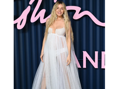 Sienna Miller satser på et gennemsigtigt boho-look ved AI Fashion Awards 2025