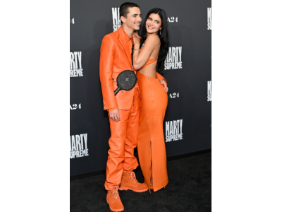 Kylie Jenner og Timothée Chalamet kombinerer deres looks til promoveringen af „Marty Supreme“.
