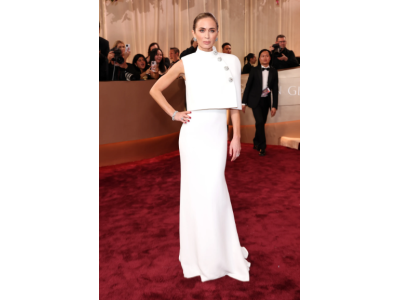 Emily Blunts kjole ved Golden Globes 2026 antyder hendes look til 'Djævelen bærer Prada 2
